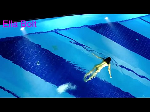 ❤️ 나는 보는 것을 멈출 수 없다, 젊은 금발이 ELLA BOLT 리조트 수영장에서 누드로 수영하다 적발 ️ 홈메이드 포르노 ko.robosexshop.ru에서 ❤